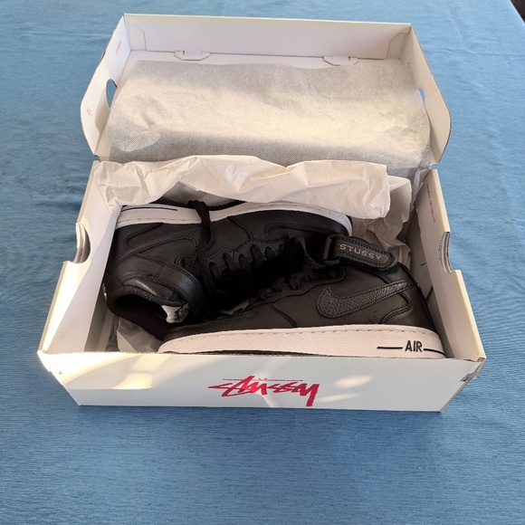 Nke air force 1 ( Collaboration with Stussy) size 5 boys (Retail $100) - Picture 4 of 5